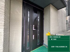福岡市東区で玄関ドアの仕上がりと耐久性を決める下地塗装を行いました。