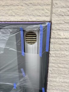 福岡市南区で窓冊子や換気口までビニール保護を行いました。