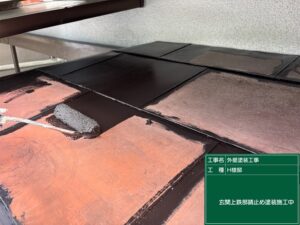 新宮町で鉄部の寿命を決める玄関庇の下準備を行いました。