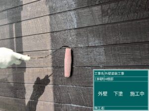 福岡市東区にて外壁用シーラーをローラーを使って行いました。