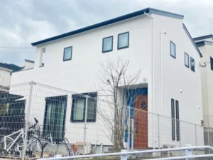 福岡市 超低汚染塗料で汚れを気にしない真っ白い壁になった屋根外壁塗装